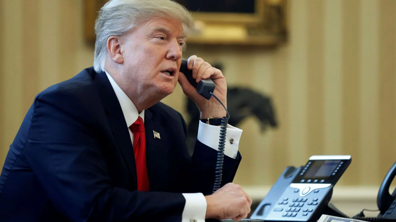Refactory donald trum al telefono